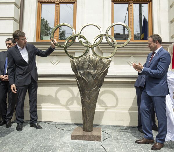 Бронзовая инсталляция украшает вход в офис НОК - Sputnik Молдова