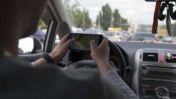 Șofer cu telefonul mobil la volan - Sputnik Moldova-România
