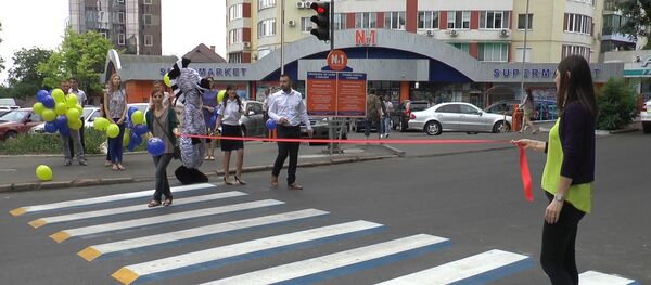 В Кишиневе появилась парящая в воздухе пешеходная зебра В Кишиневе появилась парящая в воздухе пешеходная зебра - Sputnik Молдова