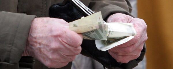Пенсионер считает деньги. Архив - Sputnik Moldova