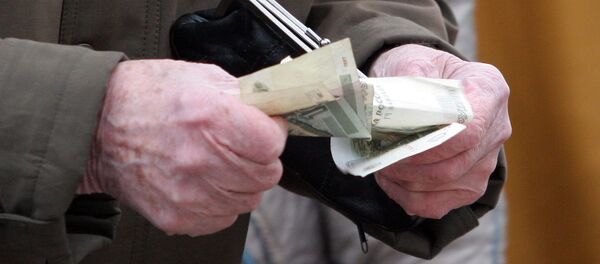Пенсионер считает деньги. Архив - Sputnik Молдова