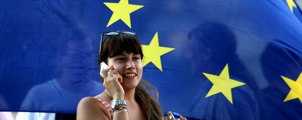 Greczynka na tle flagi UE - Sputnik Moldova