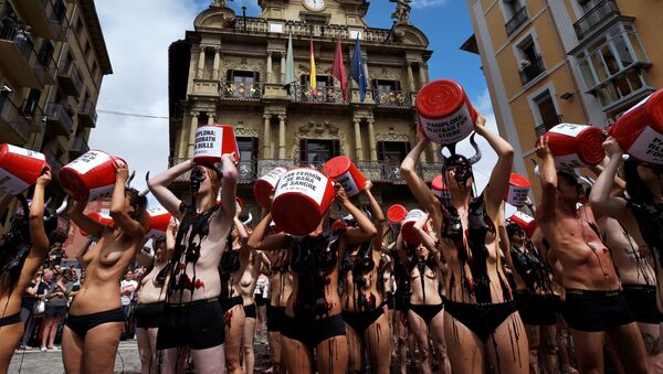 Activistas se bañan en 'sangre' como forma de protesta contra la tauromaquia. Pamplona, España, 5 de julio de 2016. - Sputnik Молдова
