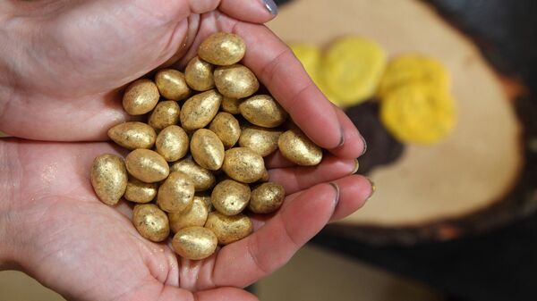 Драже с орехами и в настоящем золоте - Sputnik Молдова