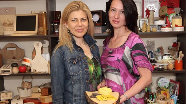 Оксана Осипова-Чудинова(справа) и Эва Ратфелдере - шоколадные экспериментаторы Латвии - Sputnik Молдова