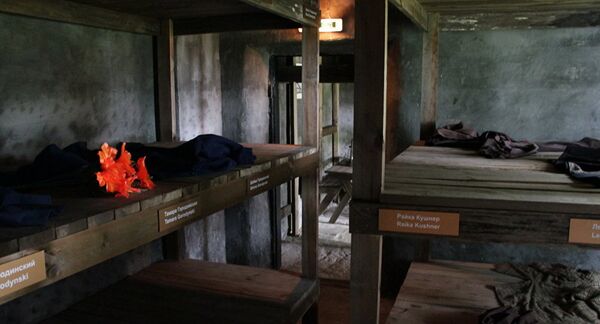 На нарах в Музее еврейского сопративления в Новогрудке - таблички с именами погибших евреев На нарах в Музее еврейского сопративления в Новогрудке - таблички с именами погибших евреев - Sputnik Молдова