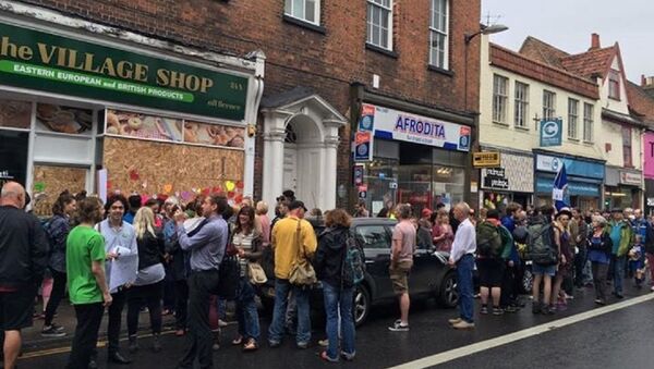 Manifestație a englezilor în susținerea proprietarilor români ai unui magazin din orașul britanic Norwich, care afost incendiat de extremiști - Sputnik Moldova-România