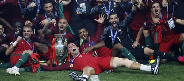 Игроки сборной Португалии после победы на чемпионате Европы по футболу - 2016 - Sputnik Молдова