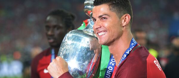 Игрок сборной Португалии Криштиану Роналду с кубком чемпионата Европы по футболу - 2016. - Sputnik Молдова