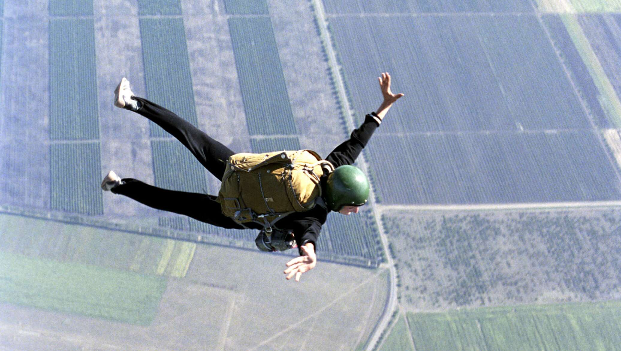 Люди падают с самолета. Люк Эйкинс парашютист. Люк Эйкинс (прыжок без парашюта с высоты 7,6 км). Прыжки в высоту. Парашютист падает.
