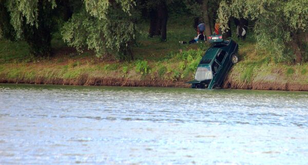 Автомобиль в Вадул луй Водэ упал в реку - Sputnik Молдова