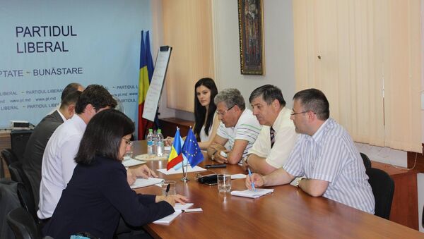 Лидер Либеральной партии Молдовы Михай Гимпу на встрече с экспертами ОБСЕ - Sputnik Moldova