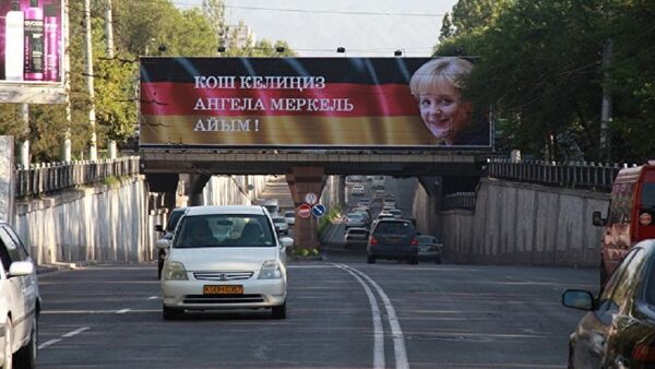 На центральных улицах Бишкека появились баннеры с изображением канцлера ФРГ Ангелы Меркель - Sputnik Молдова