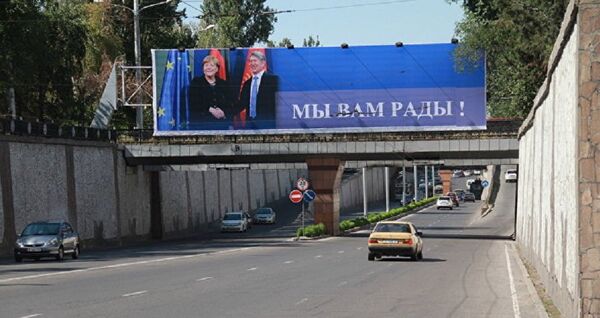 На центральных улицах Бишкека появились баннеры с изображением канцлера ФРГ Ангелы Меркель - Sputnik Молдова