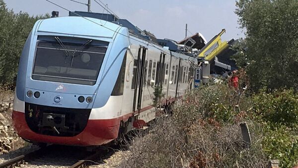 Два региональных поезда столкнулись на юге Италии - Sputnik Moldova
