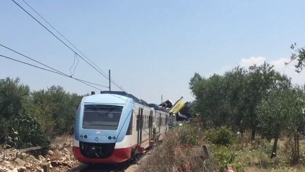 Два пассажирских поезда столкнулись на юге Италии. Кадры с места ЧП - Sputnik Молдова