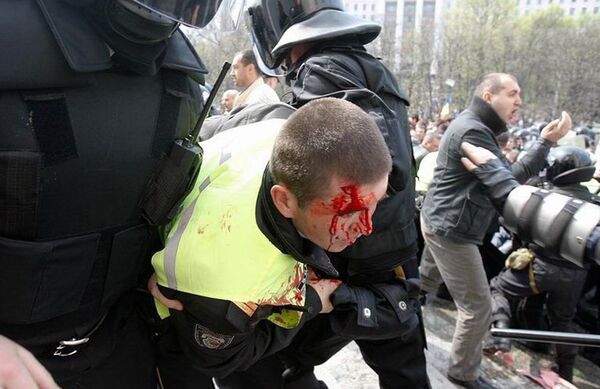 Разъяренная толпа избивает полицейских Разъяренная толпа избивает полицейских - Sputnik Молдова