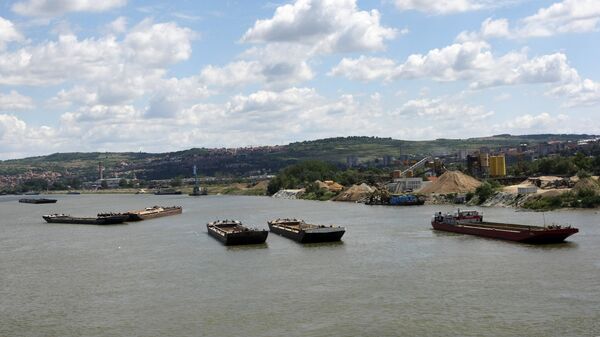 Баржи на реке Дунае в черте города Белграда - Sputnik Молдова