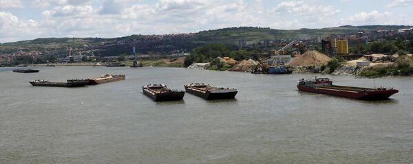 Баржи на реке Дунае в черте города Белграда - Sputnik Moldova