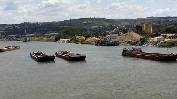 Баржи на реке Дунае в черте города Белграда - Sputnik Moldova