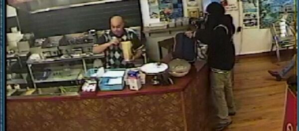 Неудачное ограбление: хозяин кафе проигнорировал мужчину с пистолетом - Sputnik Молдова