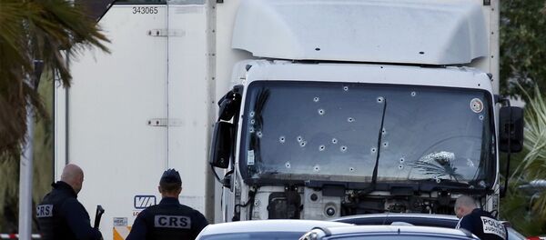 Der Lastwagen, der in der Nacht auf Freitag in eine feiernde Menschenmenge in Nizza gerasr war Der Lastwagen, der in der Nacht auf Freitag in eine feiernde Menschenmenge in Nizza gerasr war - Sputnik Молдова