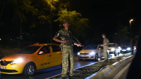 Turkish security officer stands on guard on the side of the road on July 15, 2016 in Istanbul, during a security shutdown of the Bosphorus Bridge. - Sputnik Moldova