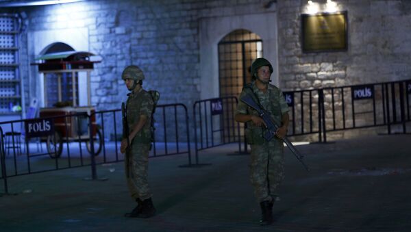 Turkish military stand guard near the the Taksim Square in Istanbul - Sputnik Молдова