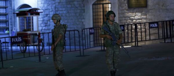 Turkish military stand guard near the the Taksim Square in Istanbul - Sputnik Moldova