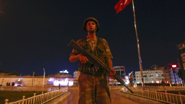 Турецкий военный на площади Таксим в Стамбуле - Sputnik Moldova