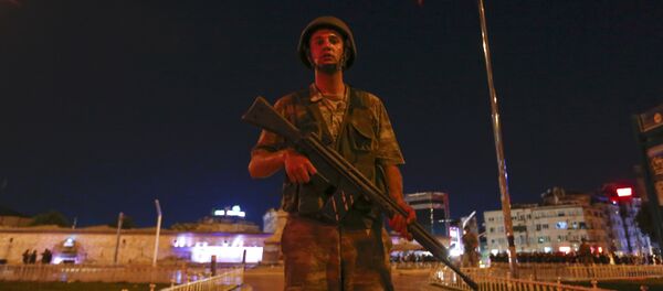 Турецкий военный на площади Таксим в Стамбуле - Sputnik Молдова