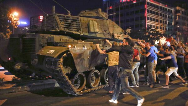 People React Near A Military Vehicle During An Attempted Coup In Ankara - Sputnik Moldova