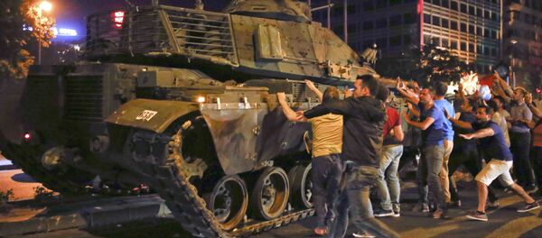 People React Near A Military Vehicle During An Attempted Coup In Ankara - Sputnik Moldova