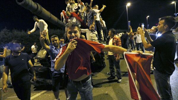 Outside Ataturk Airport In Istanbul People Stand On A Turkish Army Tank - Sputnik Молдова