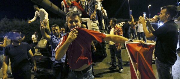Outside Ataturk Airport In Istanbul People Stand On A Turkish Army Tank - Sputnik Moldova