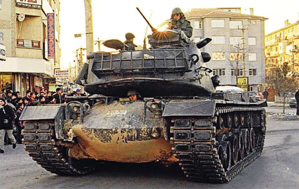 28 февраля 1997 г. Танк путчистов на улицах Синджана 28 февраля 1997 г. Танк путчистов на улицах Синджана - Sputnik Молдова