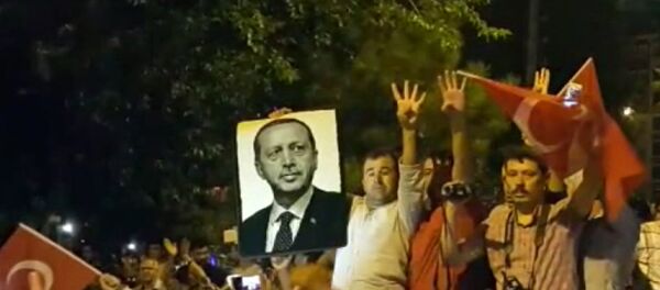 Жители Стамбула вышли с портретом Эрдогана на акцию против военного переворота - Sputnik Молдова