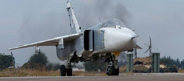 Ein russischer Su-24-Jet startet vom Stützpunkt Hmeimim in der westsyrischen Provinz Latakia - Sputnik Moldova