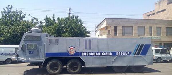 Полицейская бронемашина - Sputnik Moldova