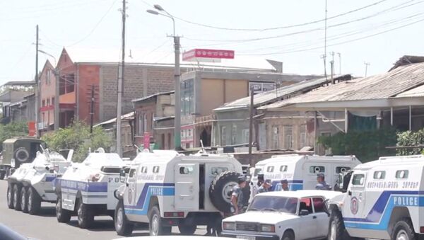 Первые кадры с места близ захвата здания полиции в Ереване - Sputnik Молдова