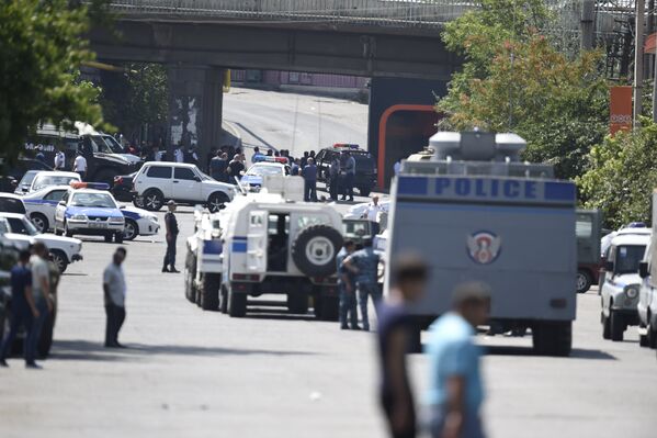 Ситуация близ места захвата вооруженной группой здания полиции в Ереване - Sputnik Молдова