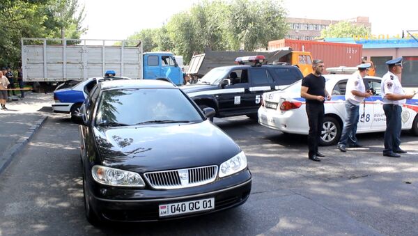 Вооруженные люди захватили здание полиции в Ереване. Съемка с места ЧП - Sputnik Молдова
