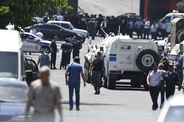 Ситуация в зоне захвата здания полиции в Ереване - Sputnik Молдова
