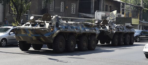 Бронетехника направляется к месту событий в Эребуни - Sputnik Молдова