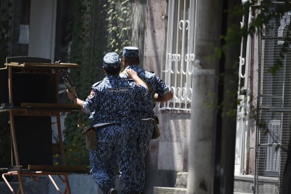 Сотрудники полиции патрулируют в районе Эребуни, где в воскресенье утром  был совершен захват здания ППС в Ереване. - Sputnik Молдова