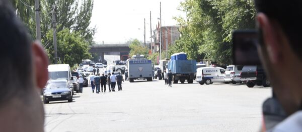 Ситуация близ места захвата вооруженной группой здания полиции в Ереване - Sputnik Молдова