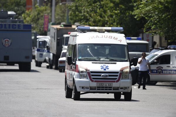 Карета Скорой помощи перевозит раненых в результате захвата здания полиции в Ереване. - Sputnik Молдова