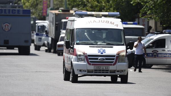 Карета Скорой помощи перевозит раненых в результате захвата здания полиции в Ереване. - Sputnik Moldova