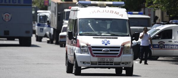 Карета Скорой помощи перевозит раненых в результате захвата здания полиции в Ереване. Карета Скорой помощи перевозит раненых в результате захвата здания полиции в Ереване. - Sputnik Молдова