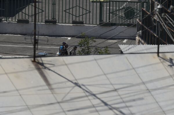 Вооруженные люди возле здания полиции в Ереване - Sputnik Молдова